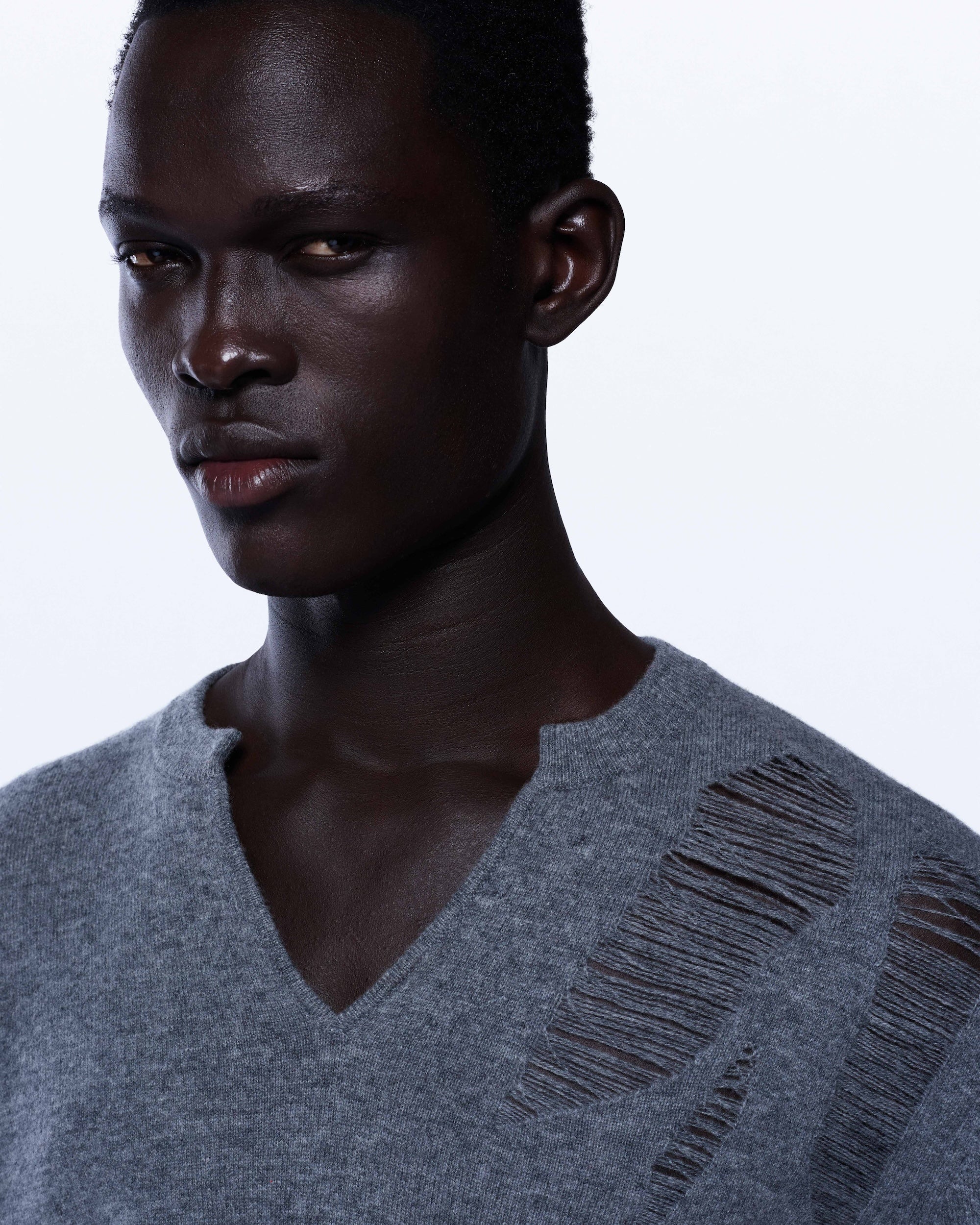 DISTRESSED FINE KNIT JUMPER IN BLACK - Image 4