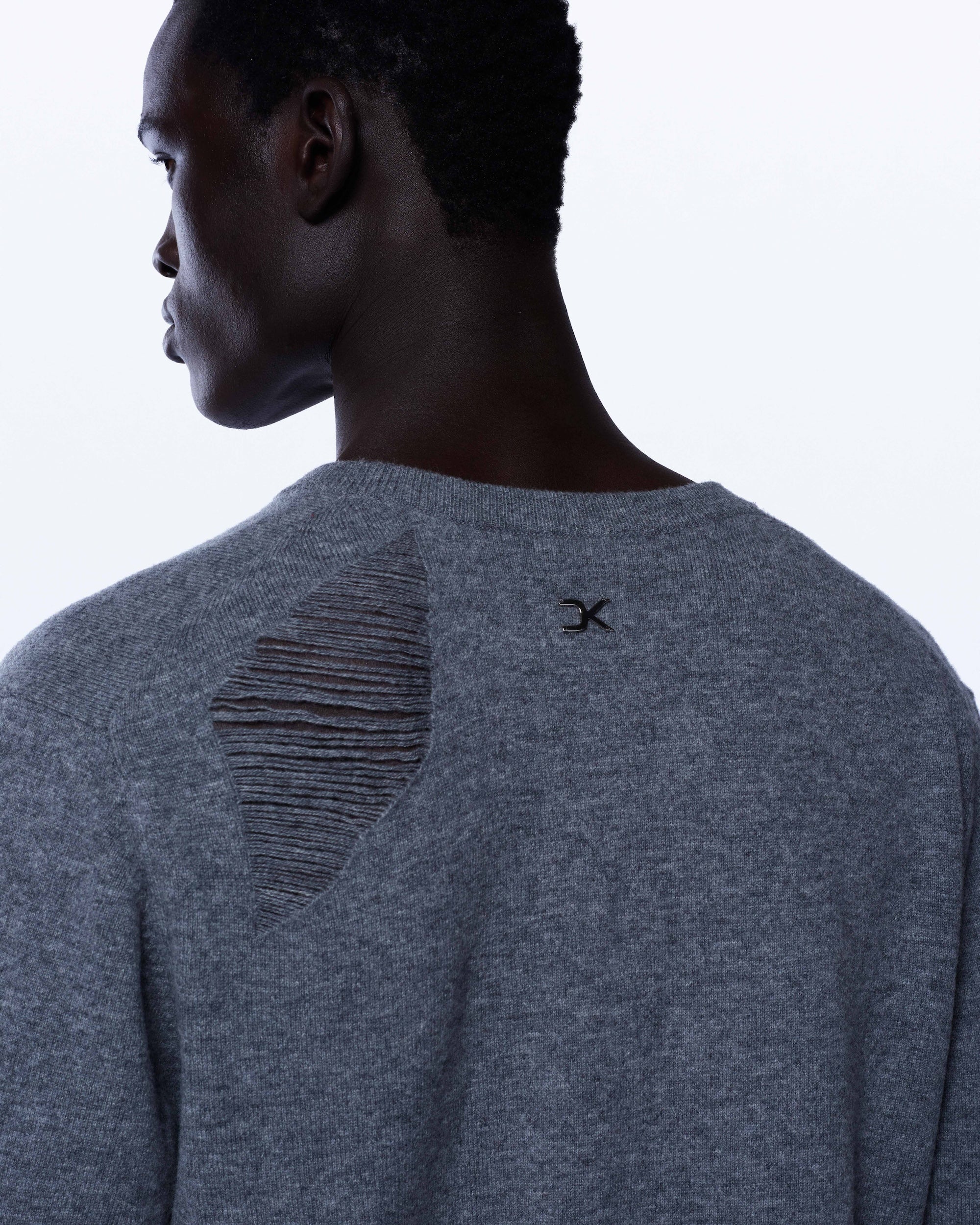 DISTRESSED FINE KNIT JUMPER IN BLACK - Image 5